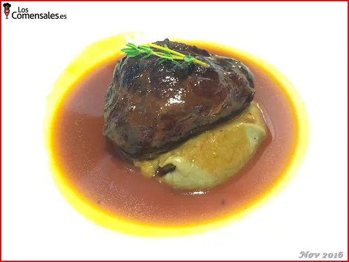 Carrillera ibérica con puré de alcachofa